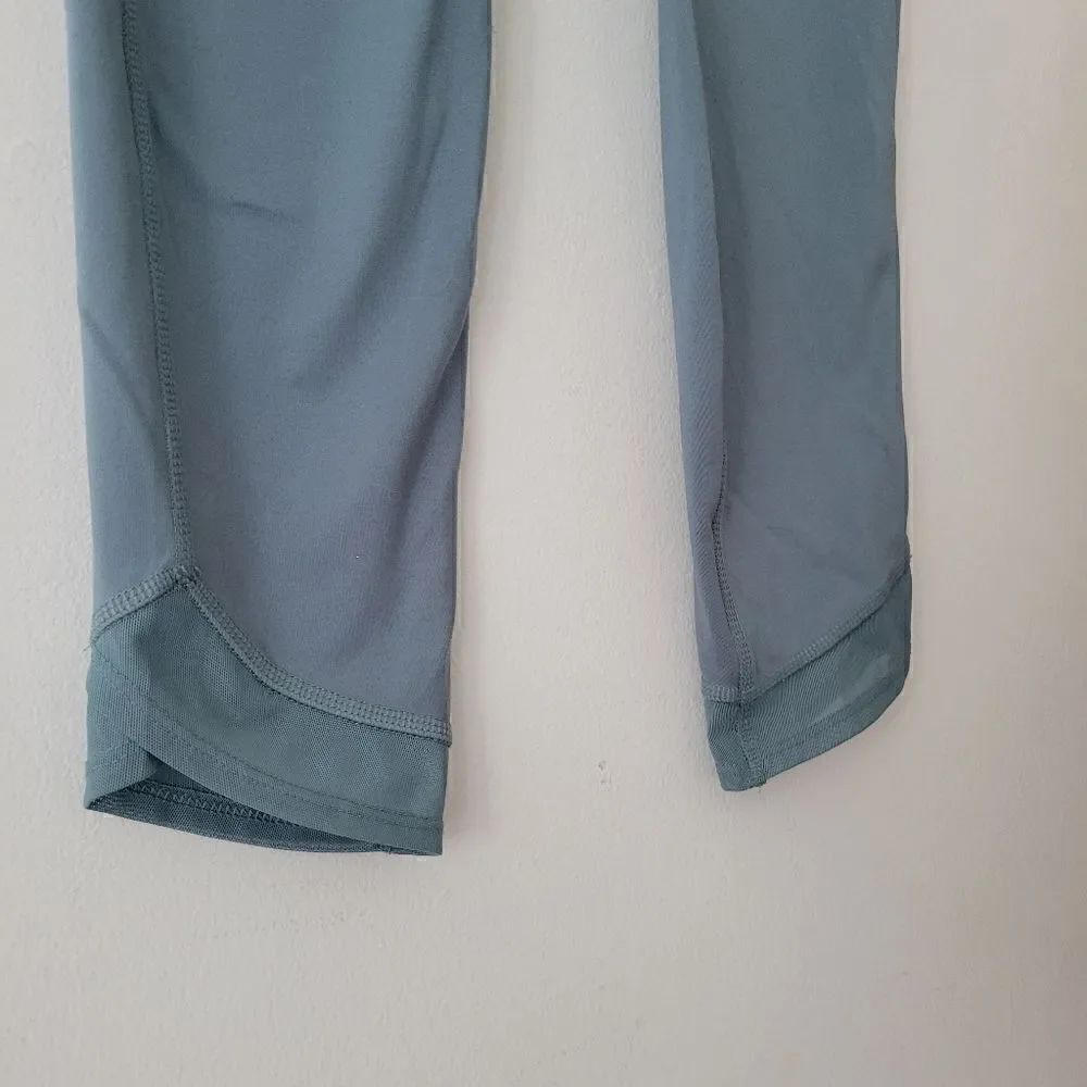 All In Motion Cropped Leggings Fog Blue Small - Picture 7 of 8